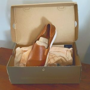 Olukai, size 9, slippers, fox